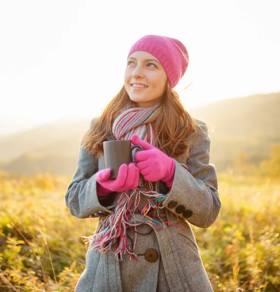 Mujer joven disfrutando de la temporada de otoño. Retrato de otoño al aire libre — Foto de Stock