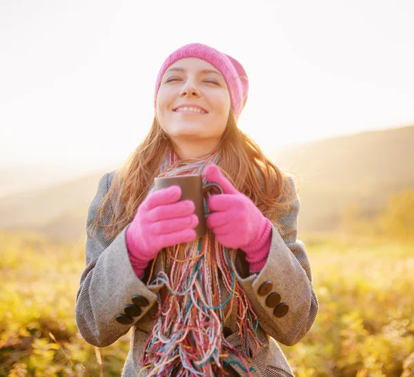 Mujer joven disfrutando de la temporada de otoño. Retrato de otoño al aire libre — Foto de Stock