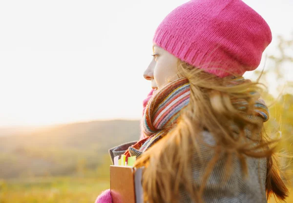 Junge Frau genießt eine Musik in der Herbstsaison. Herbst im Freien — Stockfoto