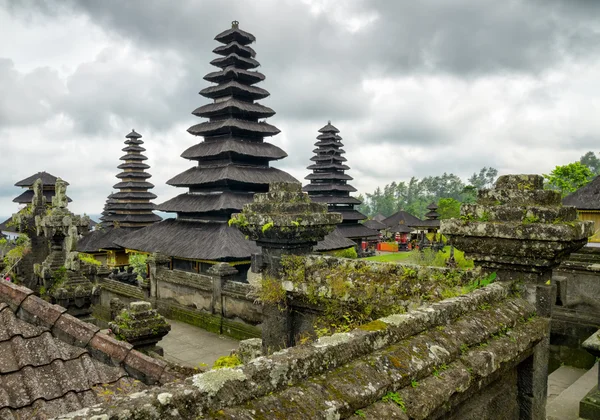 传统的巴厘岛式建筑。pura besakih 寺 — 图库照片