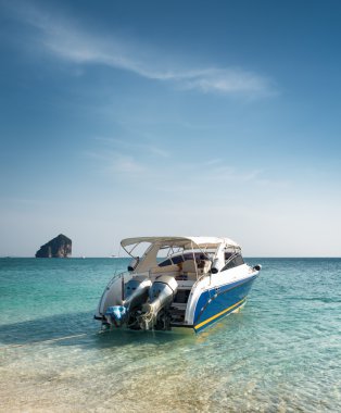 temiz su ve mavi gökyüzü. krabi il, Tayland Beach