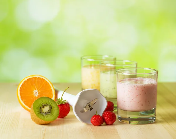 Frucht-Smoothie auf Holztisch vor erzählerischem Hintergrund — Stockfoto