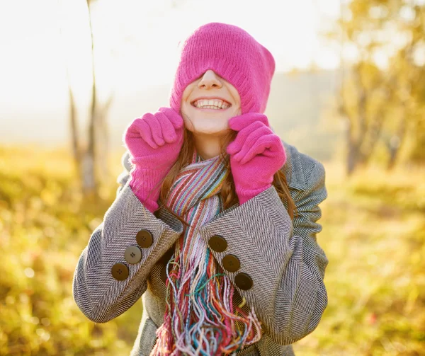 Jonge vrouw genieten van val seizoen. herfst buiten portret — Stockfoto