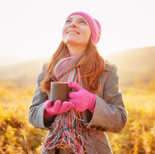 Mujer joven disfrutando de la temporada de otoño. Retrato de otoño al aire libre — Foto de Stock