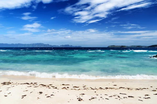 Vit sandstrand och blå himmel — Stockfoto