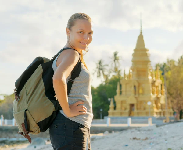 Junge Frau beim Anblick einer goldenen Pagode. Wandern in Asien — Stockfoto