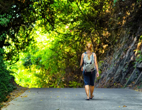 Jonge vrouw wandelen met rugzak — Stockfoto