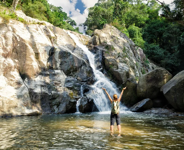 Female hiker looking at waterfall — Stock Photo, Image