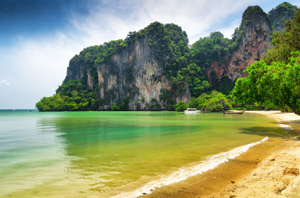 Чистая вода и голубое небо
