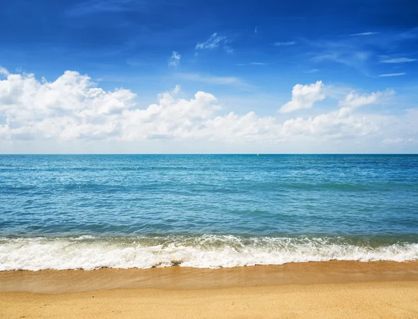 Güzel tropikal deniz ve mavi gökyüzü — Stok fotoğraf