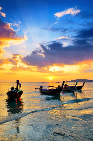 Traditionella thailändska båtar på sunset beach — Stockfoto