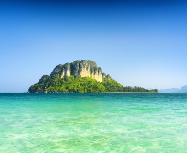 Temiz su ve mavi gökyüzü