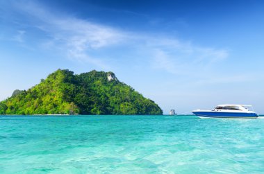 Temiz su ve mavi gökyüzü