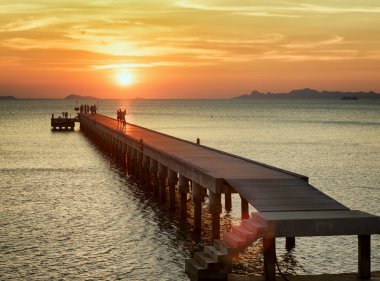 gün batımında tekne İskelesi