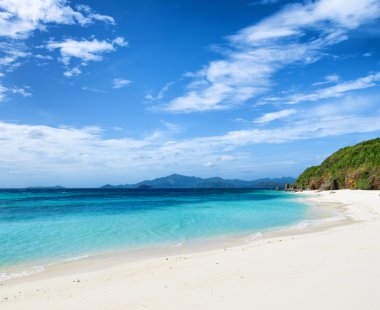 Güzel tropikal deniz ve mavi gökyüzü