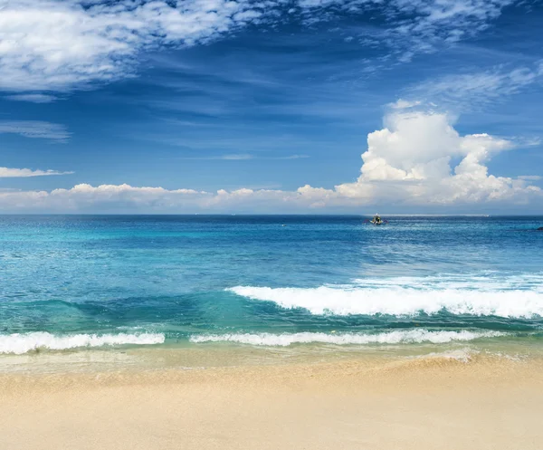 Beautiful tropical sea and blue sky — Stock Photo, Image