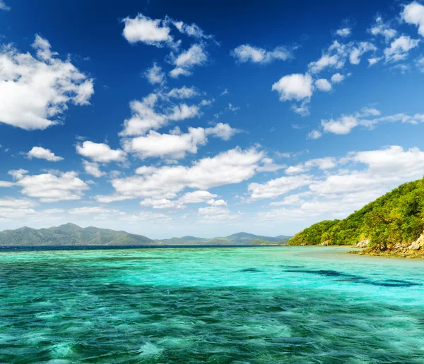 Vit sandstrand. malcapuya island, Filippinerna — Stockfoto