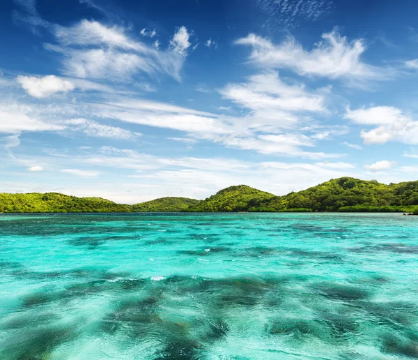 Wit zand strand. malcapuya island, Filippijnen — Stockfoto