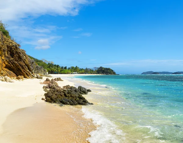 Pláž s bílým pískem. malcapuya island, Filipíny — Stock fotografie