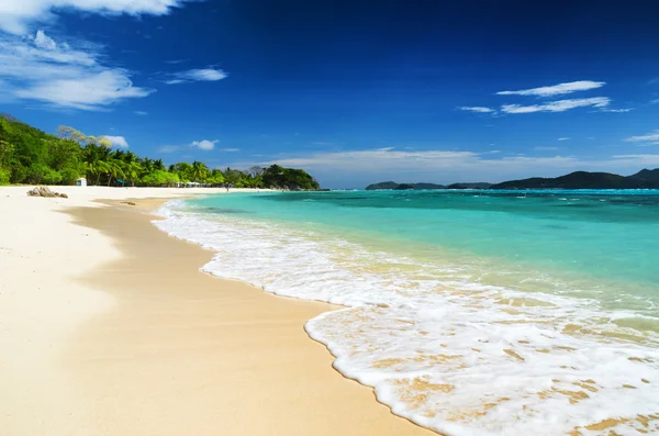 Hermoso mar tropical y cielo azul —  Fotos de Stock