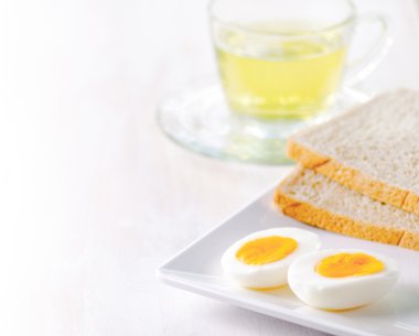 haşlanmış yumurta, tost ve çay.