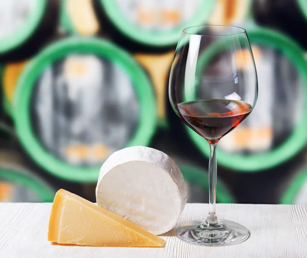 Verre de vin et fromage dans la cave — Photo