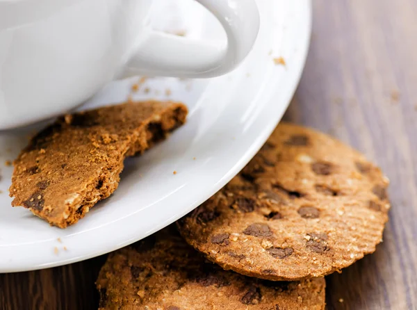 Koffie en havermout cookies op houten tafel — Stockfoto