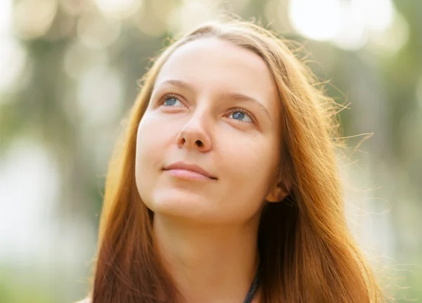 Portret van jonge mooie vrouw buiten — Stockfoto