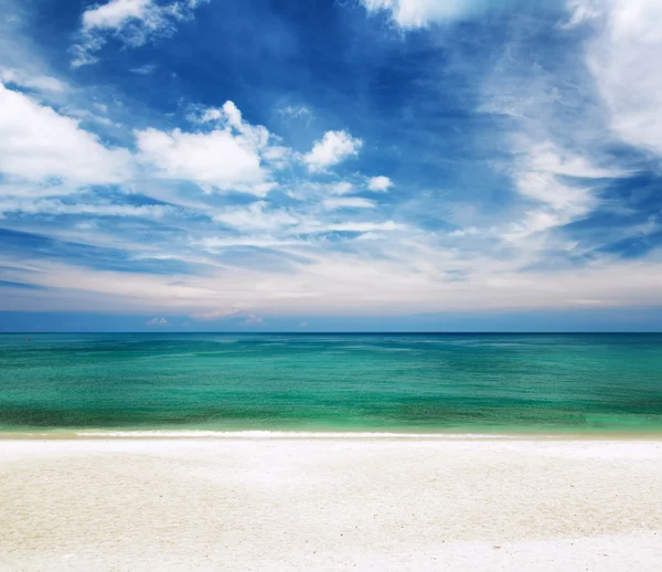 Klart vatten och blå himmel. vit sandstrand — Stockfoto