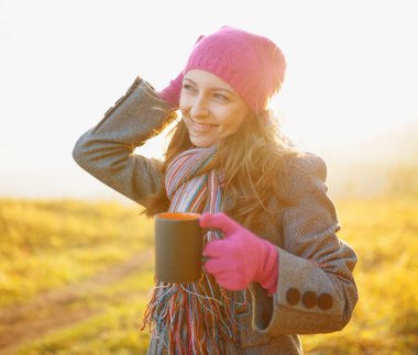 genç kadının Sonbahar sezonu. sonbahar açık dikey