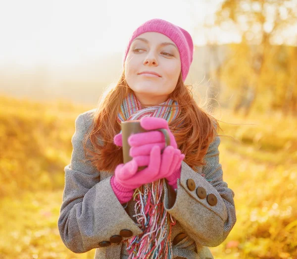 Mujer joven disfrutando de la temporada de otoño. Retrato de otoño al aire libre — Foto de Stock