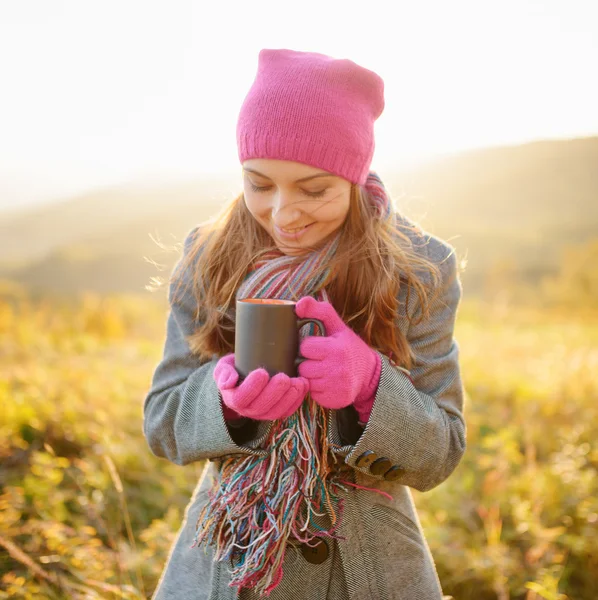 Mujer joven disfrutando de la temporada de otoño. Retrato de otoño al aire libre — Foto de Stock