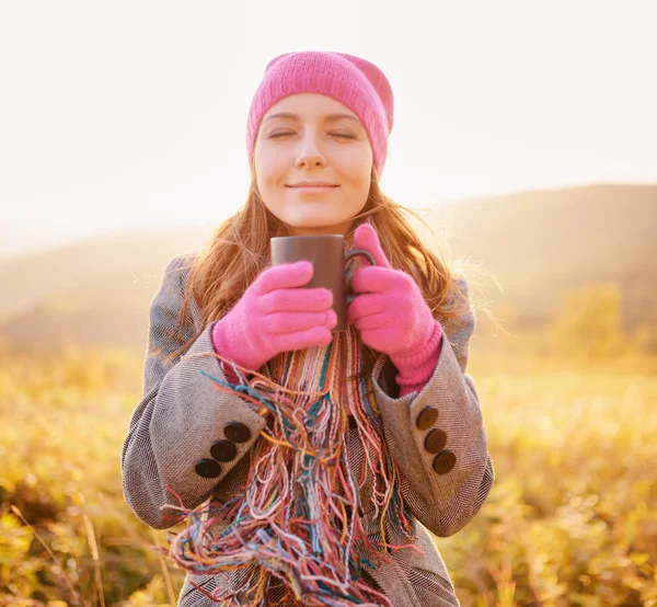 Young woman enjoying the fall season. Autumn outdoor portrait — Stock Photo, Image