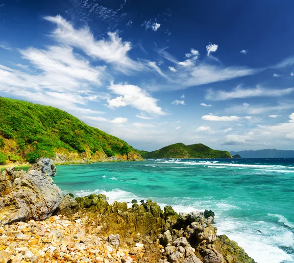 Biały piasek na plaży. malcapuya island, Filipiny — Zdjęcie stockowe