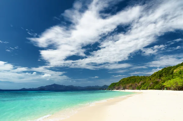 하얀 모래 해변입니다. malcapuya 섬, 필리핀 — 스톡 사진