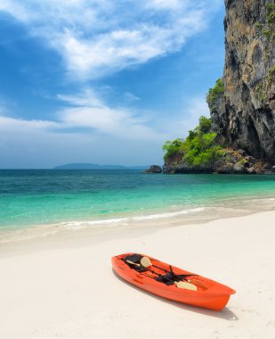 temiz su ve mavi gökyüzü. krabi il, Tayland Beach