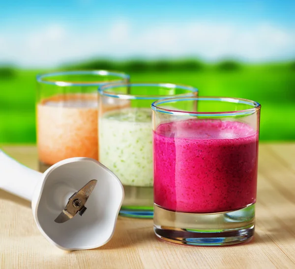 Gemüsesmoothie auf Holztisch vor ländlichem Hintergrund — Stockfoto