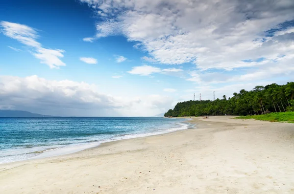 Vacker tropisk strand och blå himmel — Stockfoto