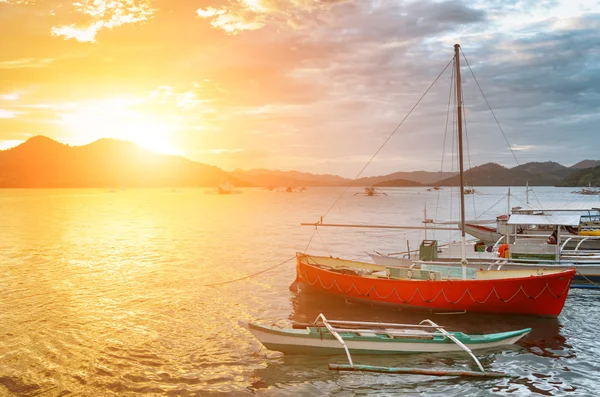 Tradiční lodě při západu slunce. Filipíny — Stock fotografie