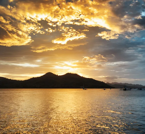 Lucht en zee bij zonsondergang — Stockfoto