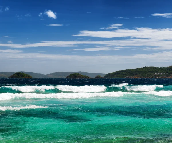 Mar tropical y cielo azul — Foto de Stock