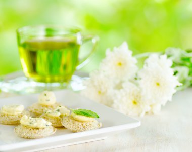 çeşitli kanepeler ve bitkisel çay.