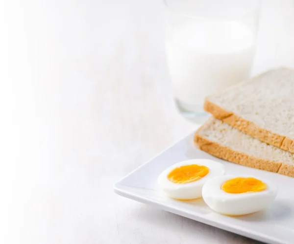 Huevos cocidos, tostadas y vaso de leche — Foto de Stock