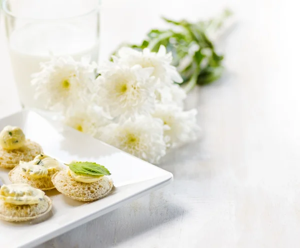 Verschillende canapeetjes en glas melk — Stockfoto