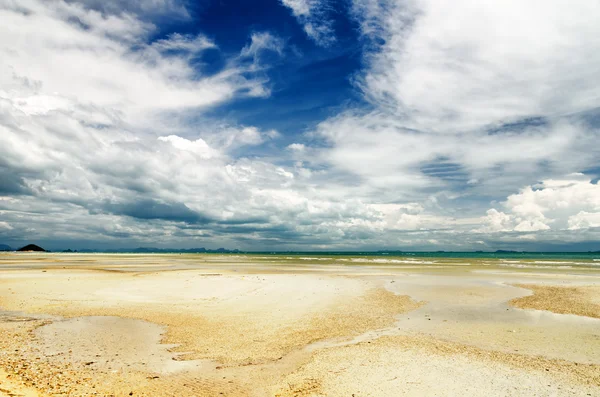 Belo céu e praia na maré baixa — Fotografia de Stock