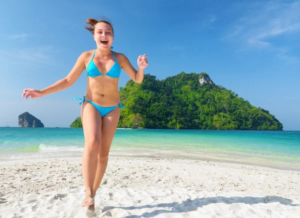 Mujer joven se divierte en la playa de arena —  Fotos de Stock