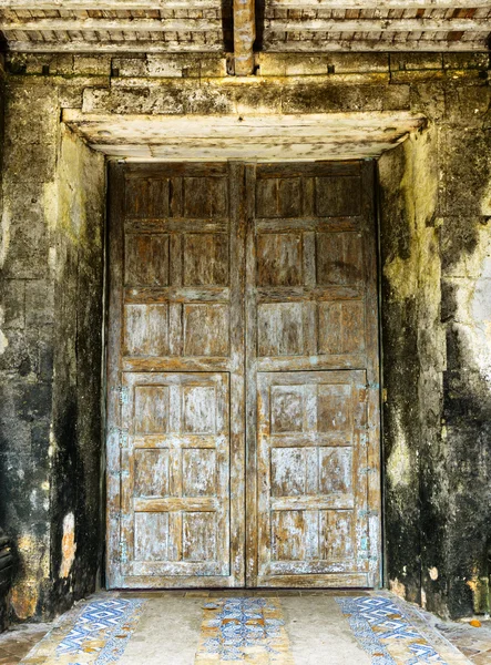 Eski ahşap kilise kapısı kilitli — Stok fotoğraf