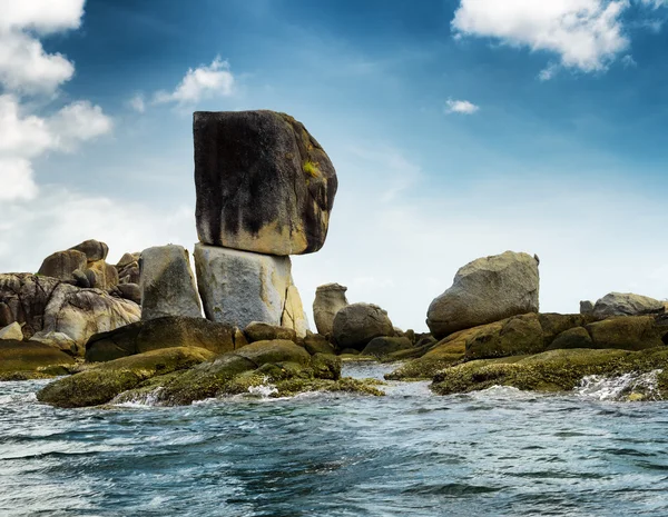 Île rocheuse dans la mer d'Andaman — Photo