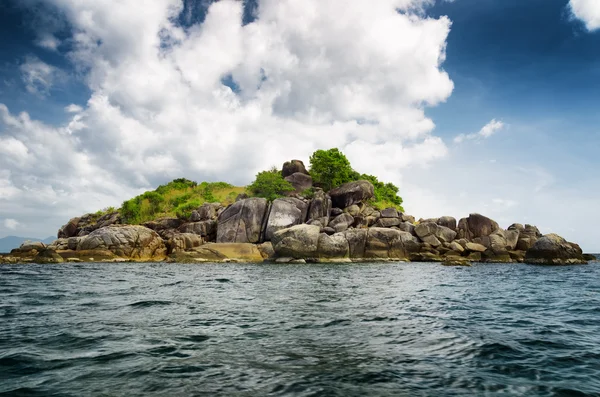 Ilha rochosa no mar de Andamão — Fotografia de Stock