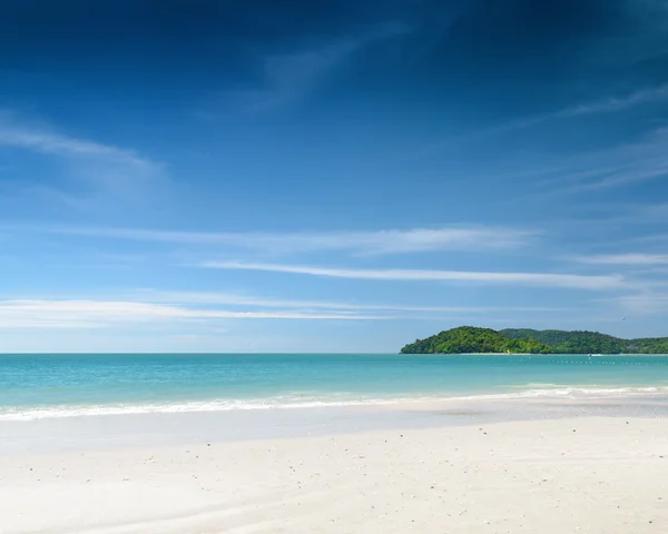 Hermosa playa tropical y cielo azul — Foto de Stock